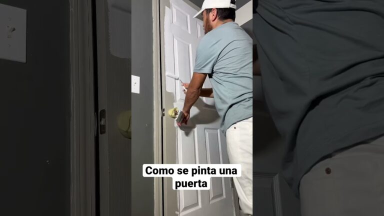 Cuáles son los pasos necesarios para preparar la superficie antes de aplicar la pintura en una puerta blindada